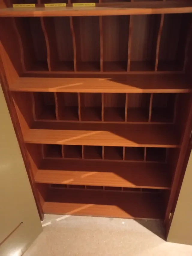 Estantería de madera con separadores