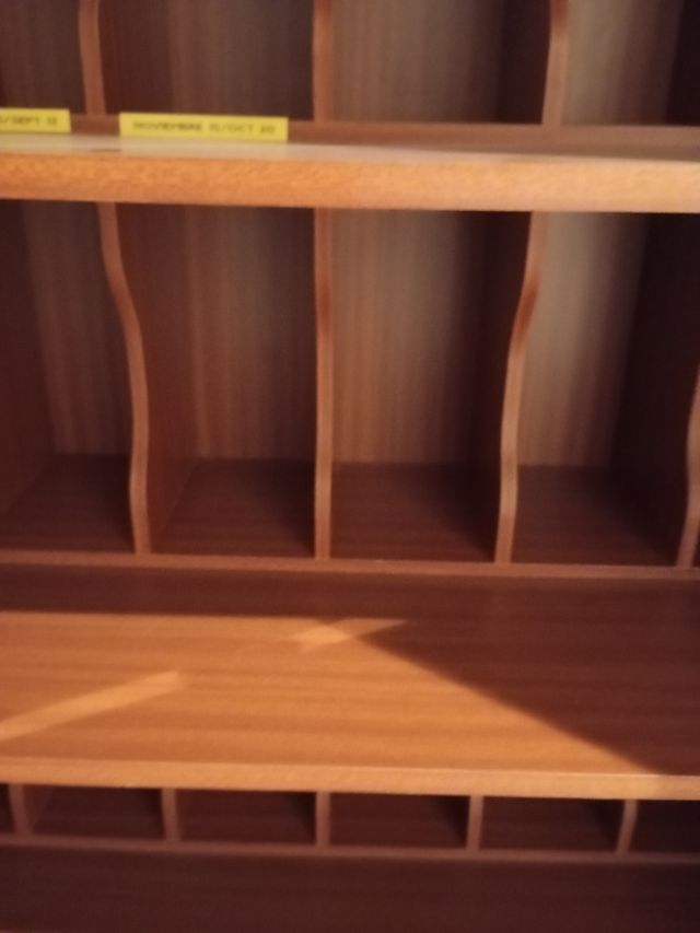 Estantería de madera con separadores