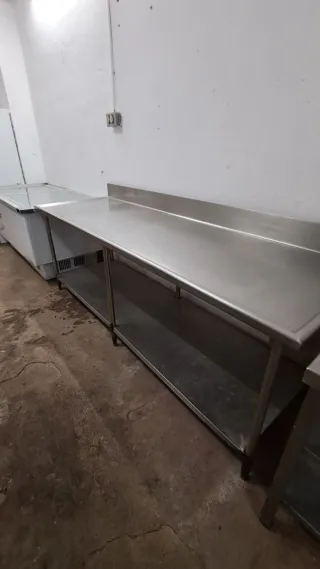 Mesa de acero inoxidable con estantes