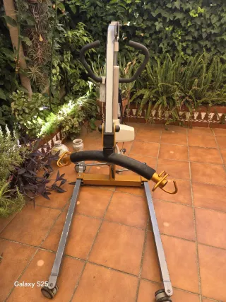Grúa eléctrica para enfermos con arnés 