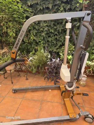 Grúa eléctrica para enfermos con arnés 