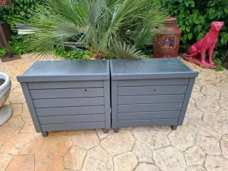 2 tavoli in lamiera grigia e legno