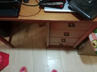 Escritorio de madera con 3 repisas