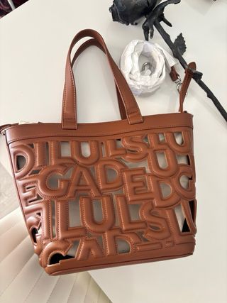 Bolso marrón con diseño de letras