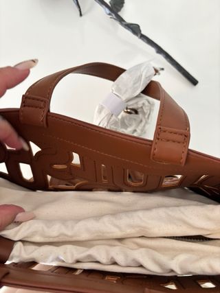 Bolso marrón con diseño de letras