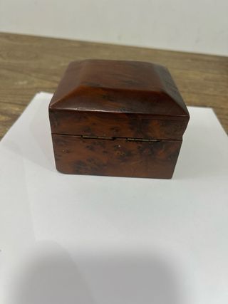 Antigua caja de madera maciza de raíz