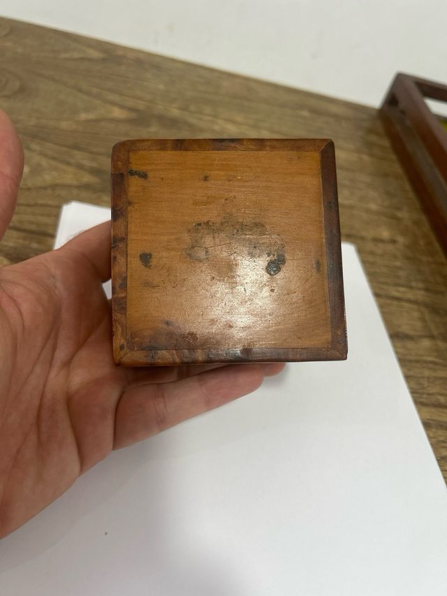 Antigua caja de madera maciza de raíz