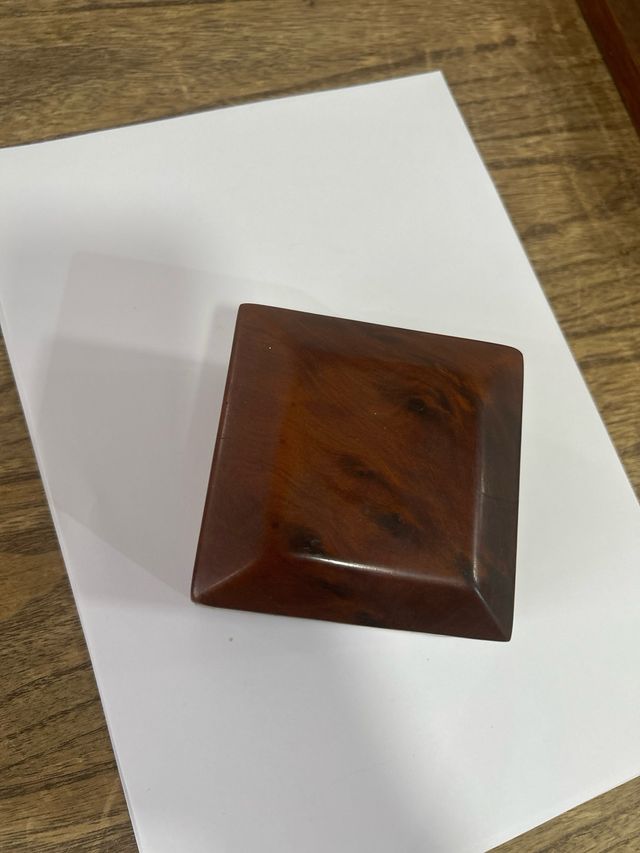 Antigua caja de madera maciza de raíz