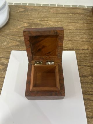 Antigua caja de madera maciza de raíz