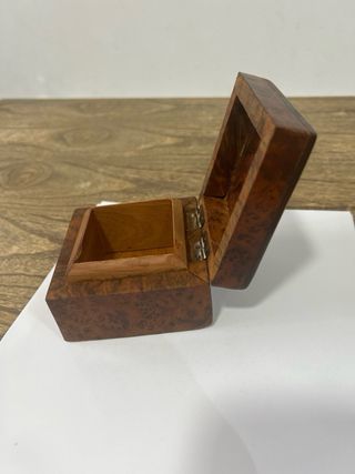 Antigua caja de madera maciza de raíz