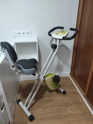 Bicicleta estática con respaldo
