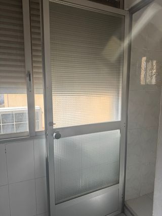 Puerta de aluminio con cristal