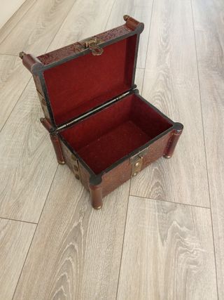 Baúl joyero vintage cuero y metal