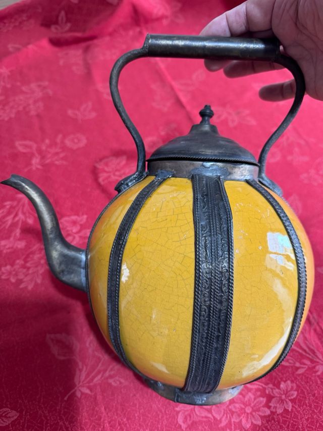 Brocca decorativa in terracotta gialla