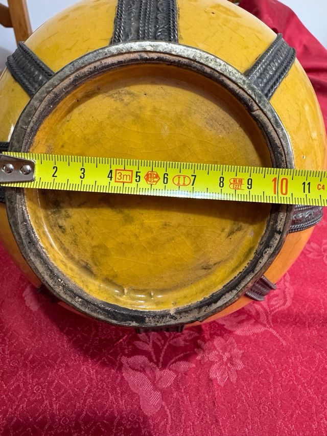 Brocca decorativa in terracotta gialla