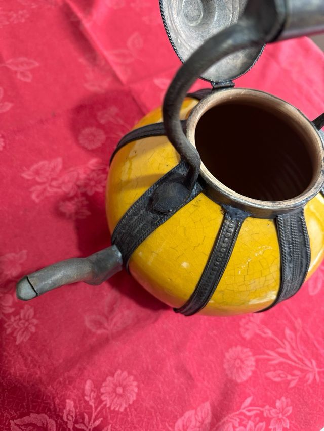 Brocca decorativa in terracotta gialla