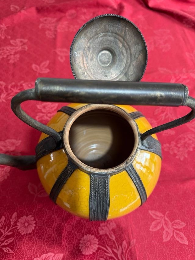 Brocca decorativa in terracotta gialla