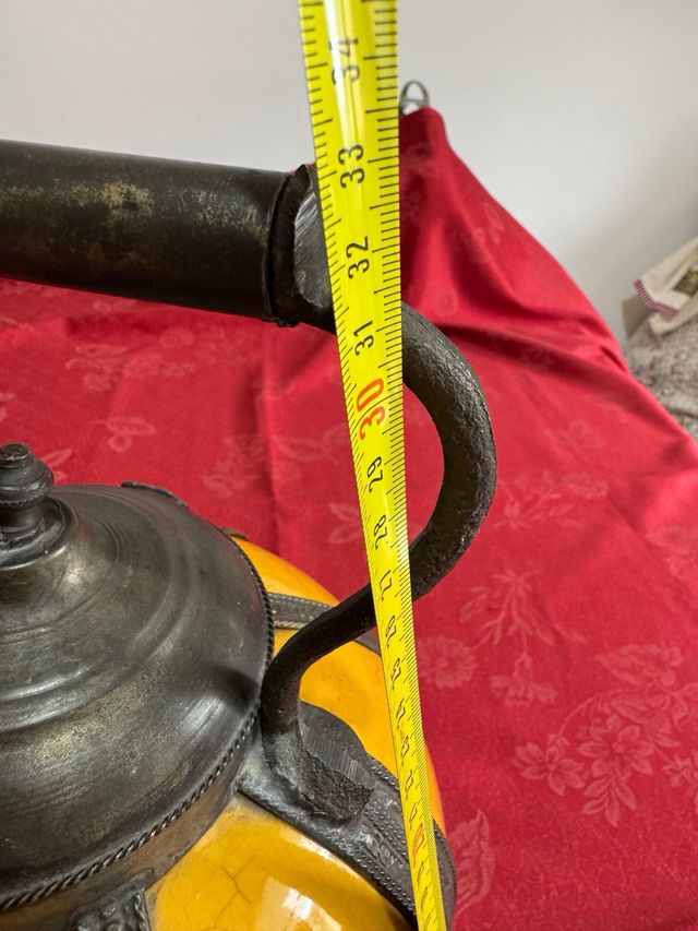 Brocca decorativa in terracotta gialla