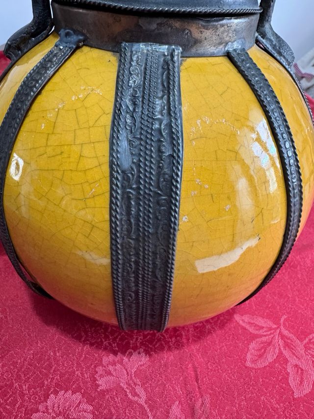 Brocca decorativa in terracotta gialla