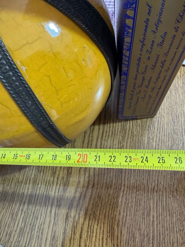 Brocca decorativa in terracotta gialla