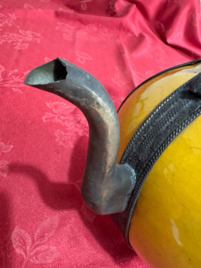 Brocca decorativa in terracotta gialla