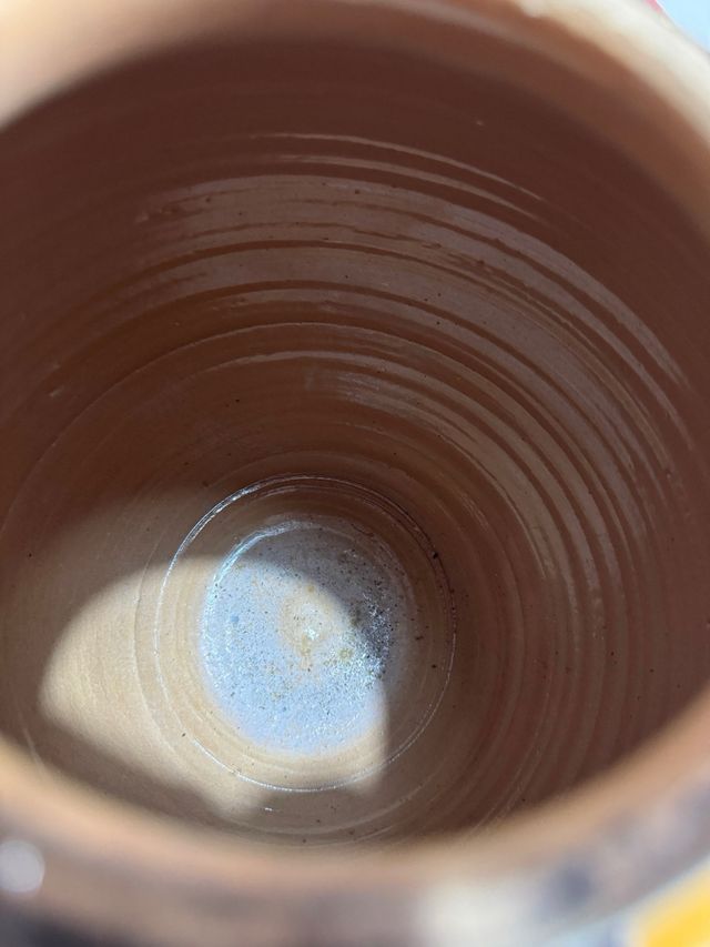 Brocca decorativa in terracotta gialla