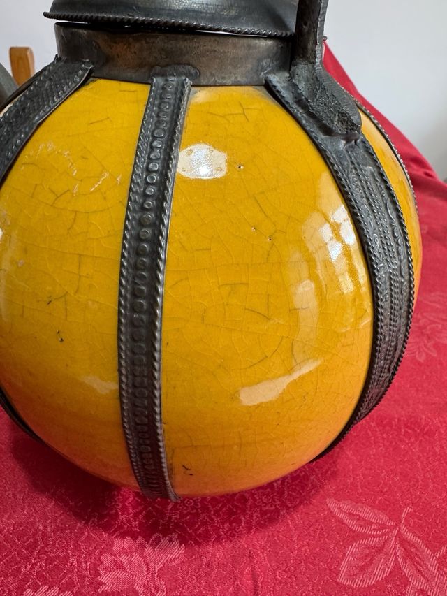 Brocca decorativa in terracotta gialla