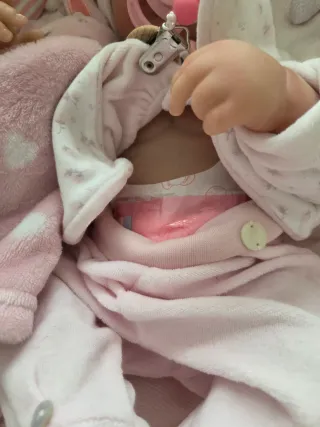 Muñeca Reborn con saco rosa