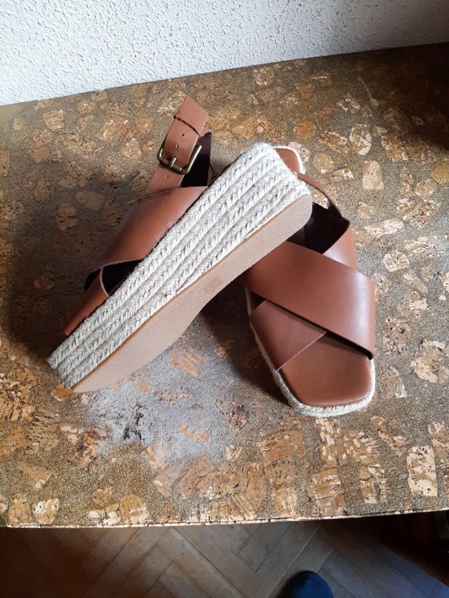 Cuñas marrones de esparto