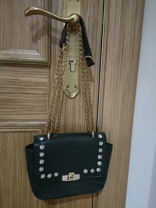 Bolso verde con cadena dorada y pedrería