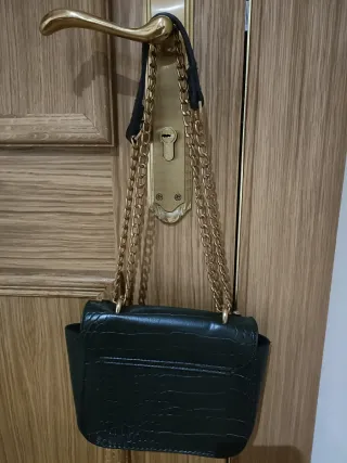 Bolso verde con cadena dorada y pedrería