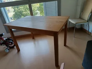 Mesa de madera marrón