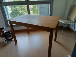Mesa de madera marrón