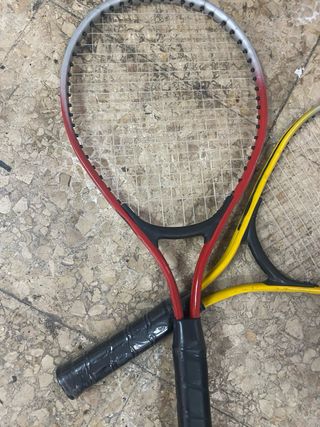 Raquetas de tenis amarilla y roja