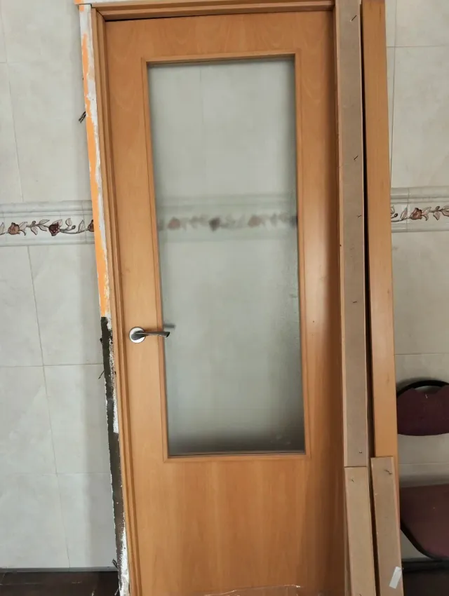 Puerta de madera con cristal