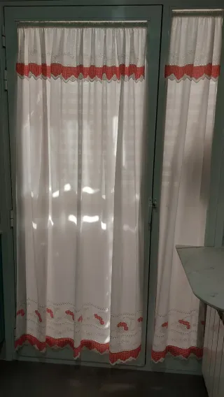 Cortinas de cocina a cuadros rojas y blancas