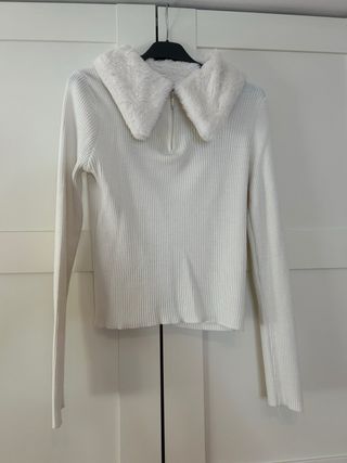 Jersey blanco con cuello de pelo