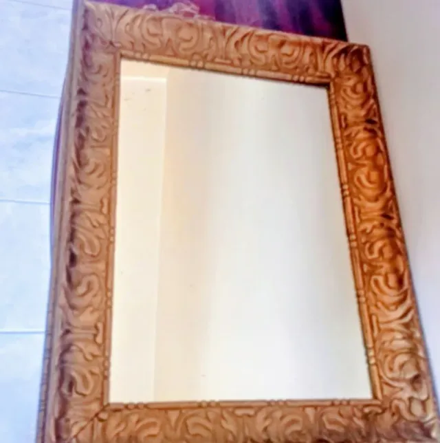 Specchio con cornice in legno dorato