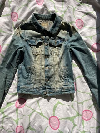 Chaqueta vaquera desgastada