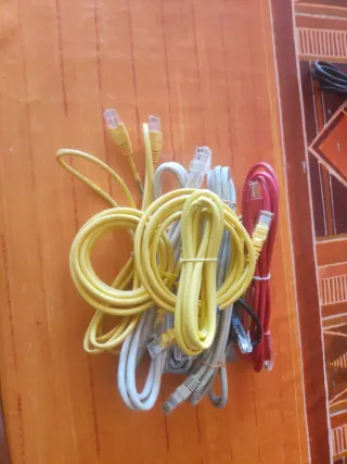 Cables Ethernet RJ45 Rojos y Amarillos