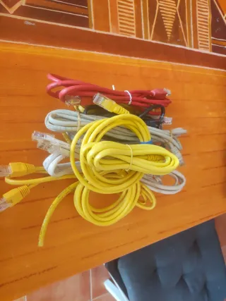 Cables Ethernet RJ45 Rojos y Amarillos