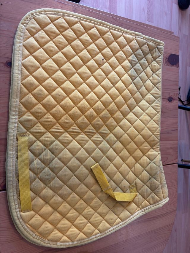 Sudadero caballo amarillo acolchado