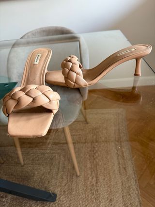 Sandalias tacón Stradivarius nude trenzadas