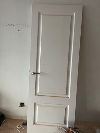 Puerta de madera blanca con manilla
