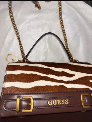 Bolso Guess estampado cebra y detalles marrones