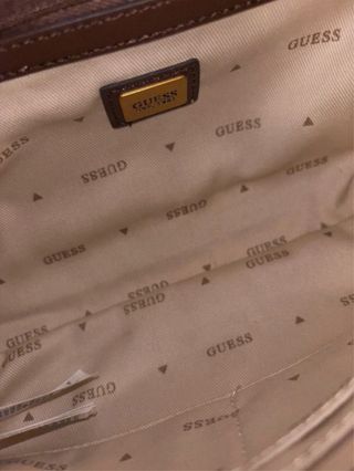 Bolso Guess estampado cebra y detalles marrones