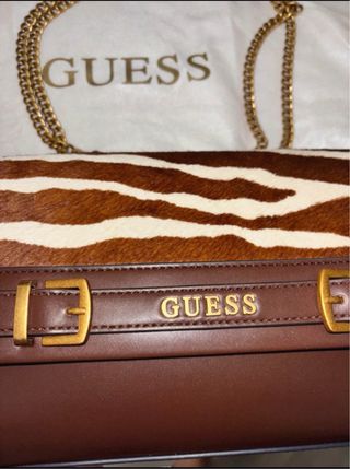 Bolso Guess estampado cebra y detalles marrones