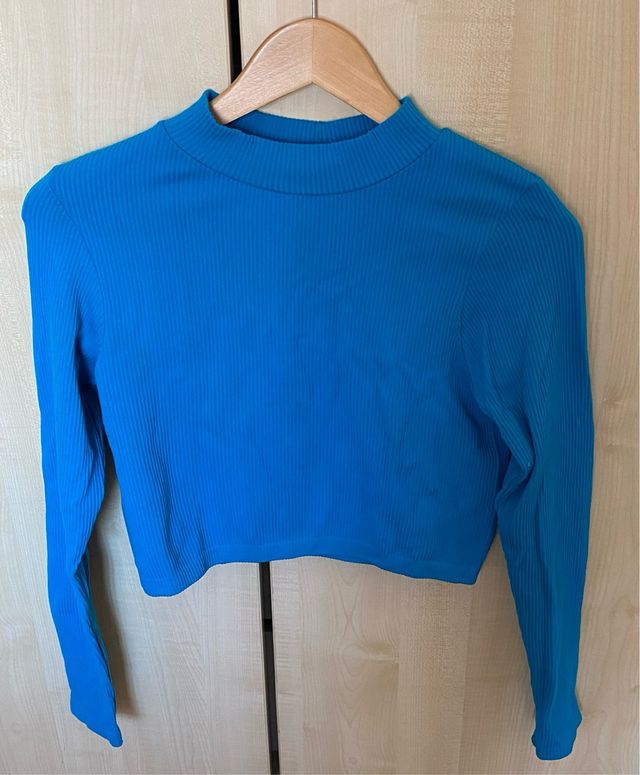 Camiseta azul de manga larga acanalada