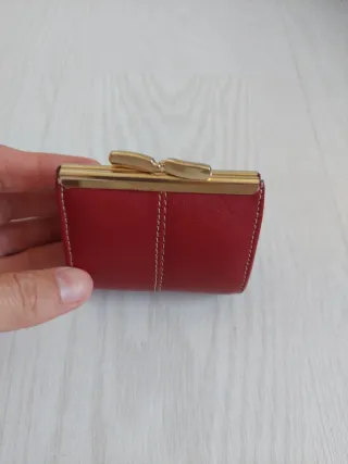 Monedero rojo granate con cierre dorado