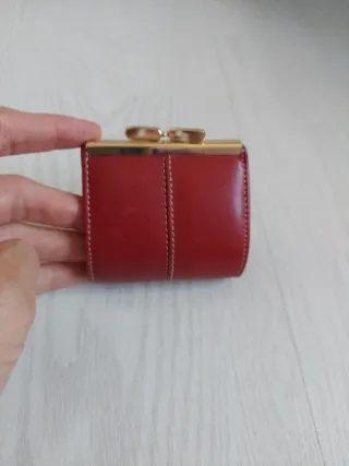 Monedero rojo granate con cierre dorado